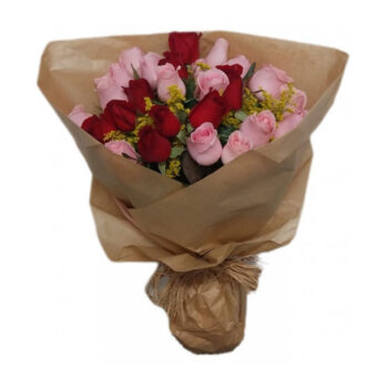 Buque com 20 rosas sendo 10 rosas rosas e 10 rosas vermelhas